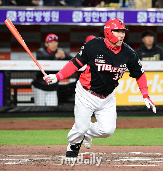 2025년 3월 28일 오후 대전 한화생명 볼파크에서 진행된 '2025 신한 SOL뱅크 KBO 리그' KIA 타이거즈와 한화 이글스의 경기. KIA 최형우가 4회초 1사 후 2루타를 치고 있다./마이데일리