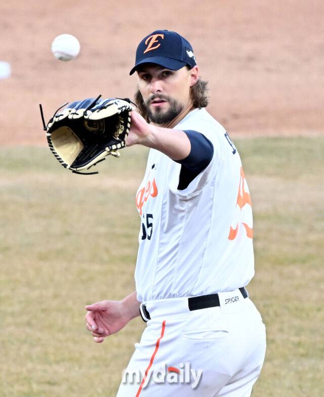 17일 오후 대전광역시 부사동 대전 한화생명볼파크에서 진행된 '2025 프로야구 KBO리그' 한화 이글스와 삼성 라이온즈의 경기. 한화 와이스가 선발등판 하고 있다./마이데일리