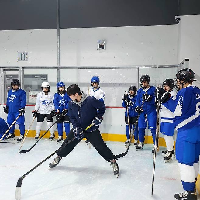 연습 중인 I.W.W 회원들. [포스코인터내셔널 제공]