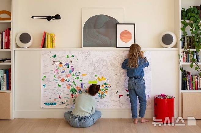 [서울=뉴시스] 라한호텔과 프랑스 컬러링 아트 브랜드인 '오마이'(OMY)가 협업해 선보인 '컬러풀 라한랜드 위드(with) 오마이' 객실 패키지 이미지. photo@newsis.com