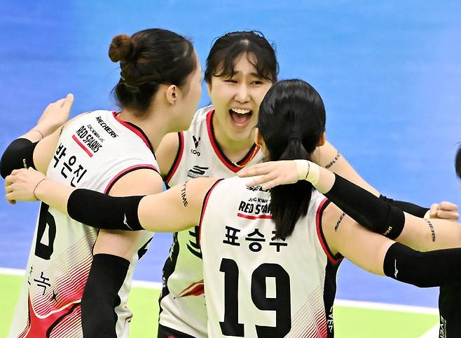 [서울=뉴시스] 프로배구 정관장 염혜선(가운데)이 29일 수원체육관에서 열린 도드람 2024~2025 V-리그 여자부 플레이오프(PO) 3차전에서 현대건설을 상대로 득점에 성공한 뒤 동료들과 환호하고 있다. (사진=KOVO 제공) 2025.03.29. *재판매 및 DB 금지