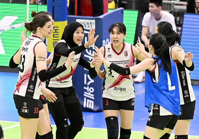 [서울=뉴시스] 프로배구 정관장 선수들이 29일 수원체육관에서 열린 도드람 2024~2025 V-리그 여자부 플레이오프(PO) 3차전에서 현대건설을 상대로 득점에 성공한 뒤 환호하고 있다. (사진=KOVO 제공) 2025.03.29. *재판매 및 DB 금지