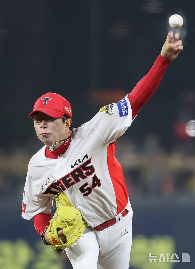 [광주=뉴시스] 김금보 기자 = 28일 광주 북구 광주-기아챔피언스필드에서 열린 2024 KBO 포스트시즌 한국시리즈 5차전 KIA 타이거즈와 삼성 라이온즈의 경기, 1회초 KIA 선발 양현종이 역투하고 있다. 2024.10.28. kgb@newsis.com