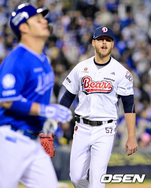 [OSEN=잠실, 조은정 기자]28일 서울 송파구 잠실야구장에서 2025 신한 SOL Bank KBO리그 두산 베어스와 삼성 라이온즈의 경기가 열렸다.이날 홈팀 두산은 콜어빈을, 원정팀 삼성은 후라도를 선발 투수로 내세웠다.7회초 이닝을 마친 두산 콜어빈이 삼성 박병호를 향해 소리치고 있다. 2025.03.28 /cej@osen.co.kr