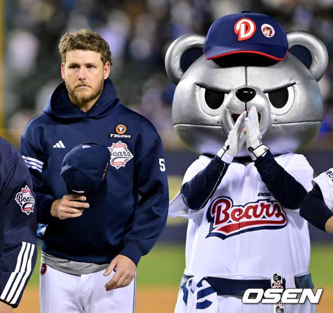 [OSEN=잠실, 조은정 기자]콜어빈과 후라도의 명품 투수전 승자는 강승호의 천금 3루타를 등에 업은 두산 베어스였다.&nbsp;프로야구 두산 베어스는 28일 서울 잠실구장에서 열린 2025 신한 SOL뱅크 KBO리그 삼성 라이온즈와의 시즌 첫 맞대결에서 2-0으로 승리했다.&nbsp;콜어빈이 승리를 기뻐하고 있다. 2025.03.28 /