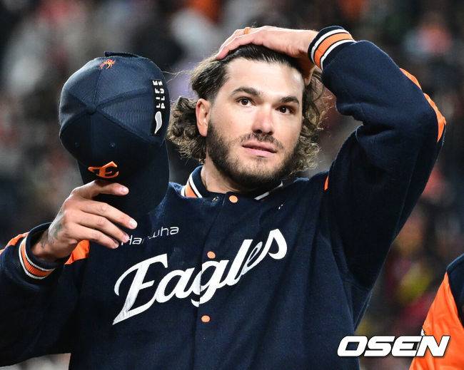 [OSEN=대전, 최규한 기자] 역사적인 대전 한화생명볼파크 개장 경기에서 한화 이글스가 짜릿한 역전승으로 첫 승을 신고했다. 한화는 28일 대전 한화생명볼파크에서 열린 2025 신한 SOL Bank KBO리그 KIA와의 홈 개막전이자 개장 경기를 7-2 역전승으로 장식했다. 역사적인 신구장 첫 경기에서 짜릿한 역전승을 거두며 기분 좋은&nbsp;스타트를 끊었다. 6회까지 무득점으로 막힌 한화를 살린 건 최고 시속 156km를 뿌린 외국인 투수 코디 폰세였다. 경기를 마치고 한화 승리 투수 코디 폰세가 팬들에게 인사를 전하고 있다. 2025.03.28 / dreamer@osen.co.kr