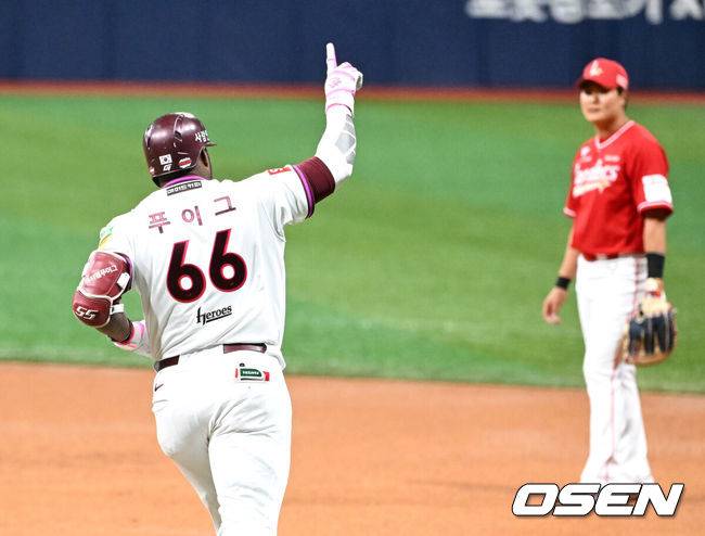 [OSEN=고척, 이대선 기자] 28일 오후 서울 고척스카이돔에서 2025 신한 SOL Bank KBO리그 키움 히어로즈와 SSG 랜더스의 경기가 열렸다.키움은 로젠버그, SSG은 앤더슨을 선발 투수로 내세웠다.1회말 무사에서 키움 푸이그가 좌월 솔로 홈런을 치고 환호하고 있다. 2025.03.28 /sunday@osen.co.kr