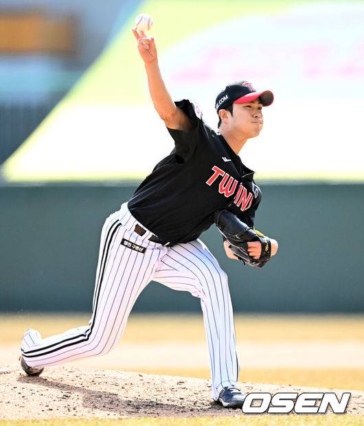 [OSEN=인천, 이대선 기자] 15일 오후 인천 SSG랜더스필드에서  2025 신한 SOL뱅크 KBO 리그 시범경기 SSG 랜더스와 LG 트윈스의 경기가 열렸다.SSG은 숀 앤더슨, LG는 요니 치리노스를 선발 투수로 내세웠다.6회말 무사에서 LG 백승현이 역투하고 있다. 2025.03.15 /sunday@osen.co.kr