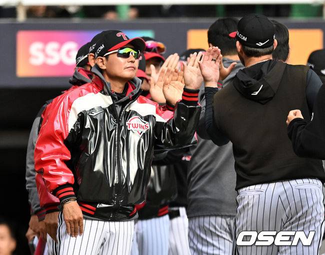 LG 염경엽 감독이 오스틴과 승리의 기쁨을 나누고 있다. / OSEN DB