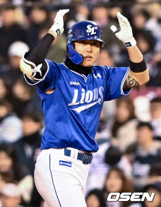 [OSEN=잠실, 조은정 기자]29일 서울 송파구 잠실야구장에서 2025 신한 SOL Bank KBO리그 두산 베어스와 삼성 라이온즈의 경기가 열렸다.이날 홈팀 두산은 잭로그를, 원정팀 삼성은 원태인을 선발 투수로 내세웠다.7회초 무사 1,3루 삼성 류지혁이 역전 적시타를 때려낸 뒤 세리머니를 하고 있디. 2025.03.29 /cej@osen.co.kr