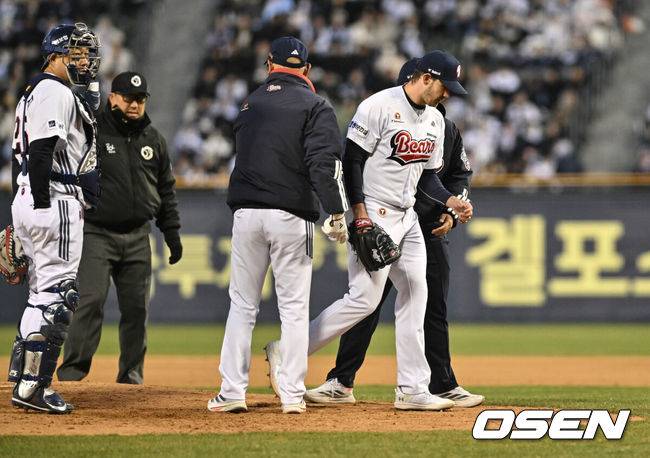[OSEN=잠실, 조은정 기자]29일 서울 송파구 잠실야구장에서 2025 신한 SOL Bank KBO리그 두산 베어스와 삼성 라이온즈의 경기가 열렸다.이날 홈팀 두산은 잭로그를, 원정팀 삼성은 원태인을 선발 투수로 내세웠다.7회초 무사 2,3루 삼성 김헌곤에게 동점을 허용한 두산 선발 잭로그가 교체되고 있다.  2025.03.29 /cej@osen.co.kr