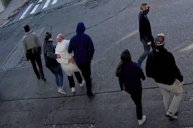 ▲25일(현지시간) 미국 매사추세츠주 서머빌에서 학내 언론을 통해 팔레스타인 지지 목소리를 낸 튀르키예(터키) 출신 유학생 루메이사 오즈투르크(30)를 사복 차림의 미 이민세관단속국(ICE) 요원들이 거리에서 체포하는 모습이 인근 보안 카메라에 포착됐다. ⓒAP=연합뉴스