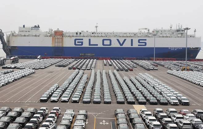 도널드 트럼프 미국 대통령이 외국산 자동차에 대한 25％ 관세 부과를 공식화한 27일 경기도 평택항에 수출용 자동차들에 세워져 있다. 연합뉴스