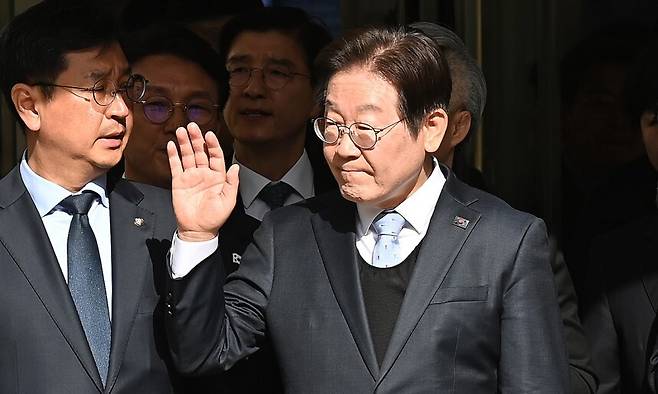 더불어민주당 이재명 대표가 26일 선거법 위반 혐의 사건 항소심에서 무죄를 선고받은 직후 서울 서초구 서울고법을 나서며 지지자들을 향해 손을 흔들고 있다. 사진공동취재단