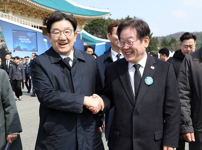 더불어민주당 이재명 대표와 국민의힘 권성동 원내대표가 28일 국립대전현충원에서 열린 10회 서해수호의날 기념식을 마친 뒤 행사장을 나오며 악수하고 있다. ⓒ연합뉴스