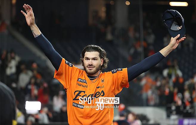 ▲ 한화 외국인투수 코디 폰세가 팬들의 환호에 화답하고 있다. 폰세는&nbsp;28일 대전 한화생명볼파크에서 열린 2025 신한 SOL뱅크 KBO 리그 KIA와의 경기에서 선발투수로 등판해 7이닝 7피안타 1볼넷 8탈삼진 2실점으로 호투했다. 최고 구속 156km까지 나온 빠른 공이 일품이었다.&nbsp;ⓒ곽혜미 기자