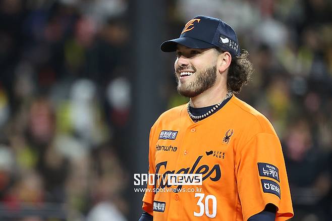 ▲ 한화 외국인투수 코디 폰세가 마운드에서 활짝 웃고 있다. 폰세는&nbsp;28일 대전 한화생명볼파크에서 열린 2025 신한 SOL뱅크 KBO 리그 KIA와의 경기에서 선발투수로 등판해 7이닝 7피안타 1볼넷 8탈삼진 2실점으로 호투를 펼쳤다. 투구수는 105개였고 최고 구속은 156km까지 나왔다.&nbsp;ⓒ곽혜미 기자