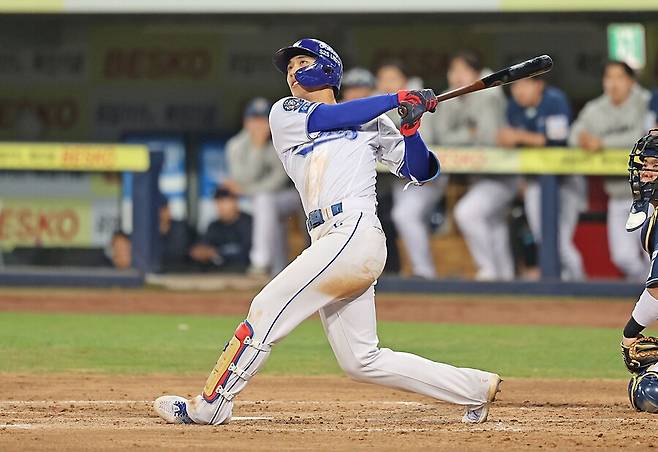 ▲ 올 시즌을 앞두고 타격폼을 조금 수정한 이재현은 시즌 초반부터 장타를 펑펑 쳐내며 거포 유격수로서의 잠재력까지 드러내고 있다 ⓒ삼성라이온즈