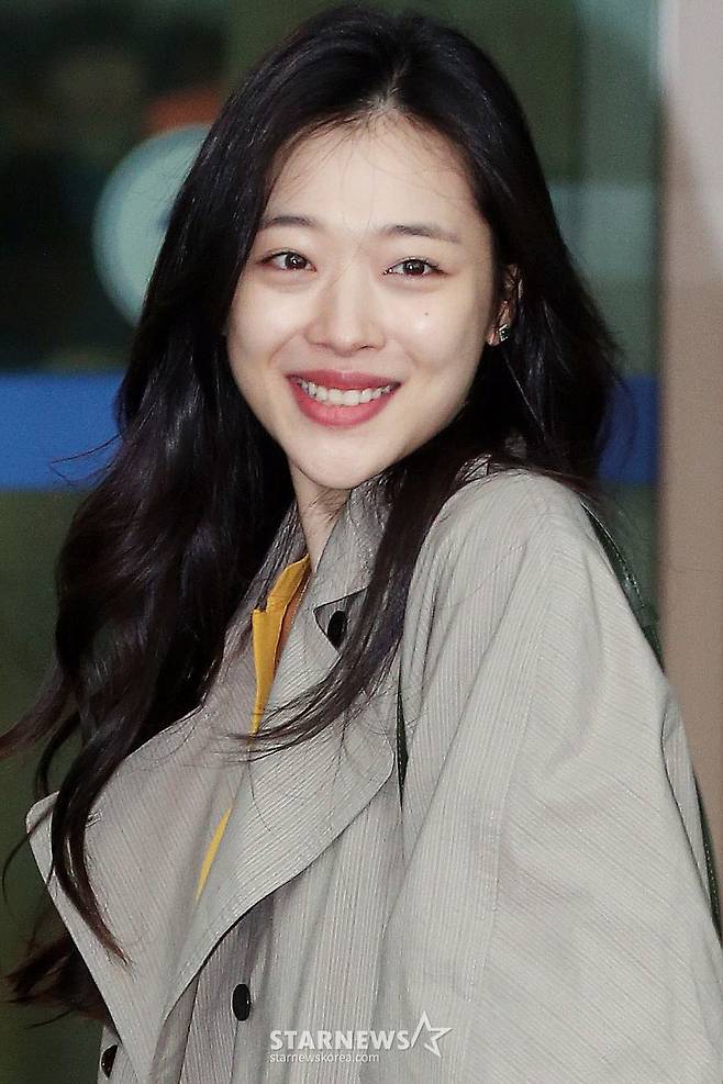 가수 설리가 화보 촬영을 위해 멕시코 칸쿤으로 20일 오전 인천국제공항을 통해 출국하고 있다. /사진=임성균 기자 tjdrbs23@