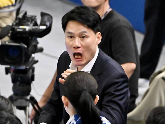 강성형 현대건설 감독이 작전 지시하고 있다. /사진=한국배구연맹(KOVO) 제공