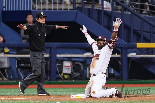 3루에 안착한 푸이그가 세리머니를 하고 있다. /사진=키움 히어로즈 제공