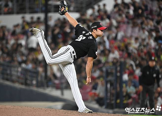 LG 투수 백승현은 28일 NC파크에서 열린 '2025 신한 SOL Bank KBO 리그' NC와 정규시즌 1차전에서 7회말 구원 등판했다. 7회말 1사 1,2루 위기를 지우는 등 ⅔이닝 무실점으로 활약. 승리 투수가 됐다. 엑스포츠뉴스 DB
