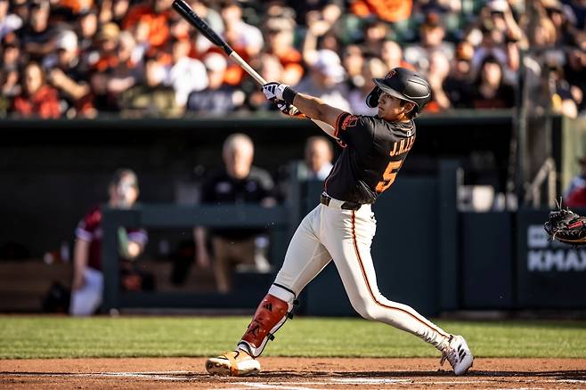 샌프란시스코 자이언츠 외야수 이정후가 미국 오하이오주 신시내티에 위치한 그레이트 아메리칸 볼파크에서 열린 2025 미국프로야구 메이저리그 신시내티 레즈와의 원정경기에 3번타자 겸 중견수로 선발 출전해 2타수 무안타 2볼넷 2득점으로 팀의 6-4 승리에 기여했다. AP 연합뉴스