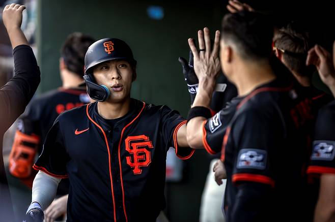 샌프란시스코 자이언츠 외야수 이정후가 미국 오하이오주 신시내티에 위치한 그레이트 아메리칸 볼파크에서 열린 2025 미국프로야구 메이저리그 신시내티 레즈와의 원정경기에 3번타자 겸 중견수로 선발 출전해 2타수 무안타 2볼넷 2득점으로 팀의 6-4 승리에 기여했다. AP 연합뉴스