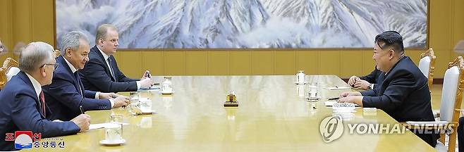 북한 김정은, 쇼이구 러 국가안보회의 서기 접견 (평양 조선중앙통신=연합뉴스) 김정은 북한 국무위원장이 지난 21일 방북한 세르게이 쇼이구 러시아 국가안보회의 서기와 "반갑게 상봉하고 신뢰적이며 따뜻한 분위기 속에서 담화를 나눴다"고 조선중앙통신이 22일 보도했다.  2025.3.22 
    [국내에서만 사용가능. 재배포 금지. For Use Only in the Republic of Korea. No Redistribution] nkphoto@yna.co.kr