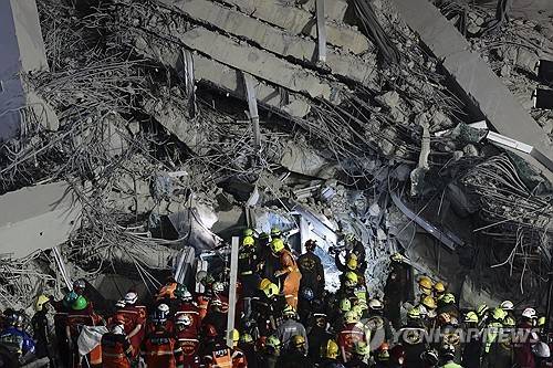 강진에 무너진 태국 방콕 미완성 건물 (방콕 AP=연합뉴스) 2025년 3월 29일 이른 새벽에 구조대원들이 전날 규모 7.7인 강진으로 무너진 미완성 고층건물에서 수색 작업을 벌이고 있다.  (AP Photo/Wason Wanichakorn) 2025.3.29.