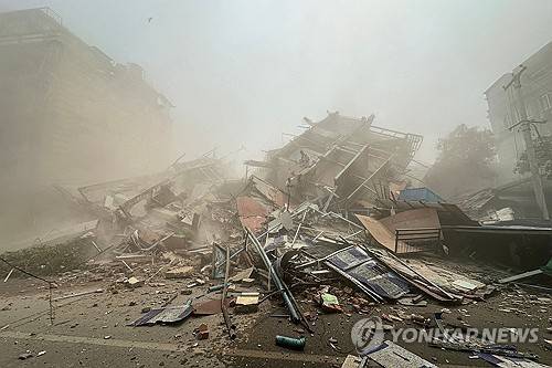 미얀마 만달레이의 무너진 건물 (미얀마 만달레이 AFP=연합뉴스) 2025년 3월 28일 강진으로 무너진 미얀마 만달레이의 한 건물. (Photo by AFP) 2025.3.29.