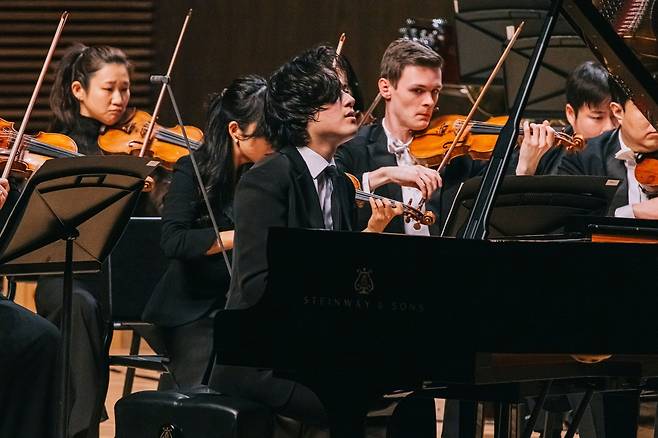 지난 28일 통영국제음악당 콘서트홀에서 열린 개막 공연에서 피아니스트 임윤찬과 지휘자 파비앵 가벨이 이끄는 통영페스티벌오케스트라가 공연하고 있다. 2025.03.28. [ⓒ Sung Chan Kim. 통영국제음악재단 제공. 재판매 및 DB금지]