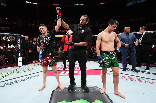 브랜든 모레노(왼쪽)가 스티브 얼섹을 상대로 판정승을 거둔 뒤 기쁨을 감추지 못하고 있다. 사진=UFC