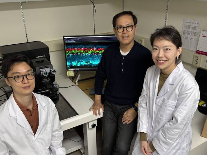 (왼쪽부터) KAIST 생명과학과 김무성 박사과정, 김진우 교수, 이은정 박사. [사진=카이스트]