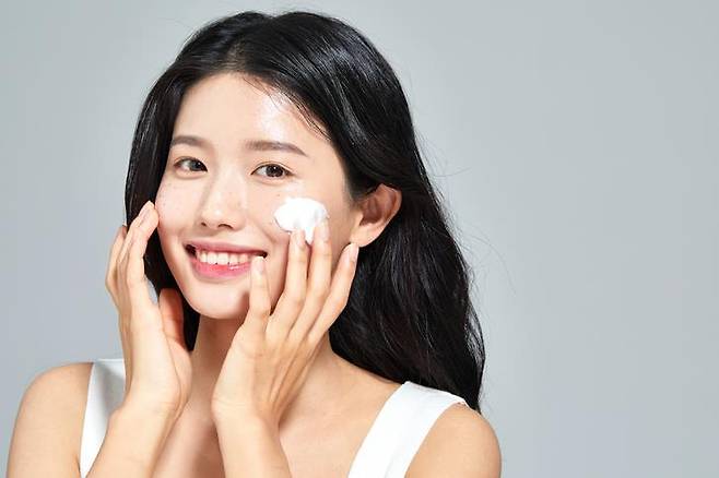 스킨케어는 새 제품이나 인플루언서의 다단계 방식 때문에 복잡하게 느껴질 수 있지만 세안-트리트먼트-보습 3단계를 기본으로 꾸준히 유지하는 것이 중요하다. [사진=게티이미지뱅크]