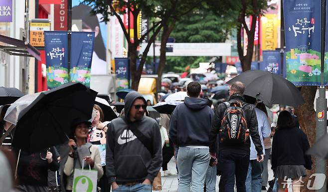 코로나19 대유행 기간인 2022년 초 명동의 소규모 상가 공실률은 42.1%에 달했으나, 2023년 말에는 19.7%로 절반가량 감소했다. 2024년 1분기에는 외국인 관광 수요의 회복으로 공실률이 1.8%까지 급감했다. 사진은 2024년 5월 7일 서울 중구 명동거리 모습. /뉴스1 ⓒ News1 김성진 기자