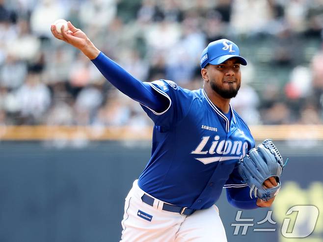 30일 오후 서울 송파구 잠실야구장에서 열린 프로야구 '2025 신한 SOL 뱅크 KBO리그' 삼성라이온스와 두산베어스의 경기에서 삼성 선발 레예스가 역투하고 있다. 2025.3.30/뉴스1 ⓒ News1 이승배 기자