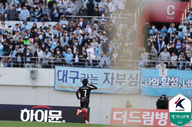 FC서울 정승원이 지난 29일 서울월드컵경기장에서 열린 대구FC와 K리그1 6라운드 홈경기에서 후반 극적인 동점골을 터뜨린 뒤 친정팀 대구 서포터석을 향해 질주하며 골 세리머니하고 있다. 사진 | 한국프로축구연맹
