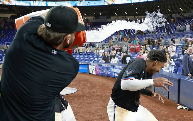 마이애미 선수들이 30일 피츠버그와의 홈경기에서 연장 12회 끝내기로 승리한 뒤 기뻐하고 있다. 

<저작권자(c) 연합뉴스, 무단 전재-재배포, AI 학습 및 활용 금지>