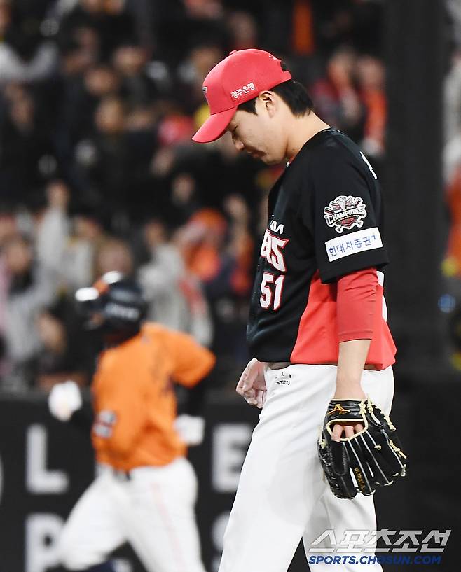 28일 대전 한화생명볼파크에서 열린 KIA-한화전. 7회말 2사 김태연에게 솔로포를 허용한 전상현이 고개 숙이고 있다. 대전=정재근 기자 cjg@sportschosun.com/2025.3.28/