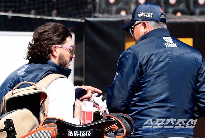 김경문 감독이 먹는 게 궁굼했던 폰세가 손가락으로 김 감독의 주머니를 가리켰다 . 대전=정재근 기자 cjg@sportschosun.com