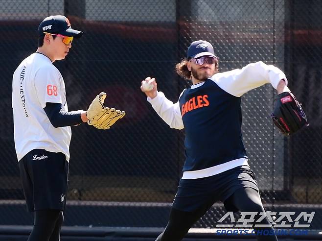 경기 전 캐치볼 훈련을 소화한 폰세