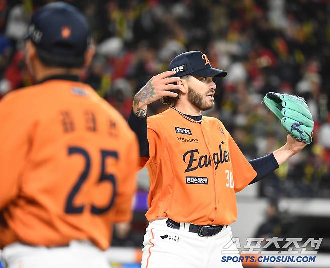 5회초를 마친 폰세가 야수들을 집합시켰다.