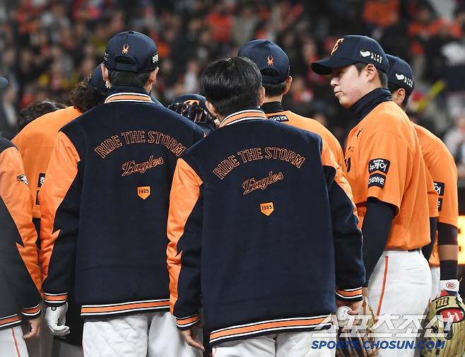 "너희들을 믿는다. 1점만 뽑자"며 파이팅을 주문한 폰세