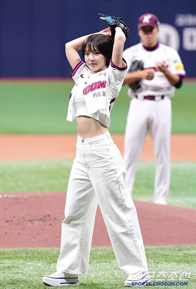 시구를 하고 있는 초아.