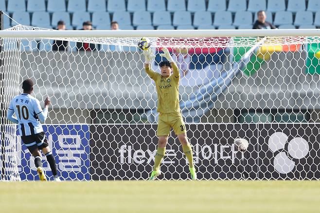 천안종합운동장/ K리그2/ 천안시티FC vs 김포FC/ 김포 손정현/ PK 선방/ 사진 정재훈