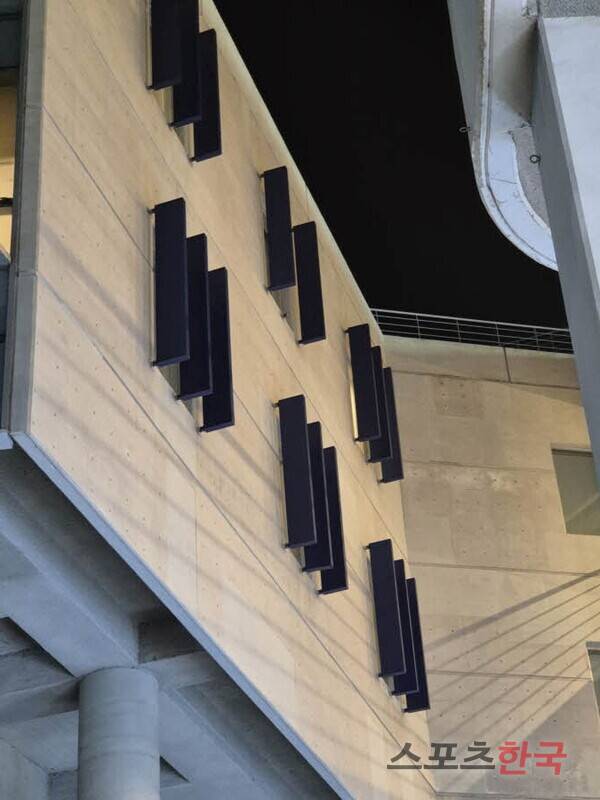 구조물 18개 중 중앙 상단 3개 중 1개가 낙하했다.