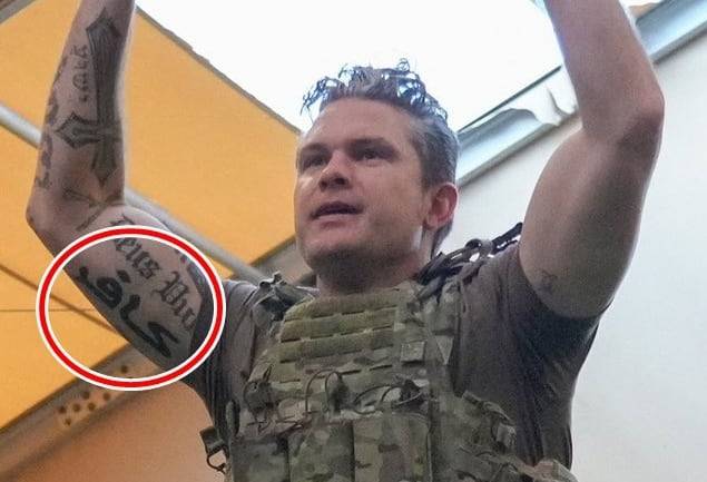 인도·태평양 지역을 순방 중인 피트 헤그세스 미국 국방장관이 하와이의 군사 기지에서 해군들과 운동을 하던 중 팔뚝의 새 아랍어 문신이 공개됐다. /X