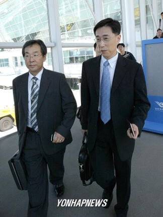 2004년 9월 9일 오준 외교부 국제기구정책관(오른쪽)과 조청원 과학기술부 원자력국장이 IAEA 이사국들에게 당시 논란이 된 한국의 핵 물질 실험사태를 설명하기 위해 출국하고 있다./연합뉴스