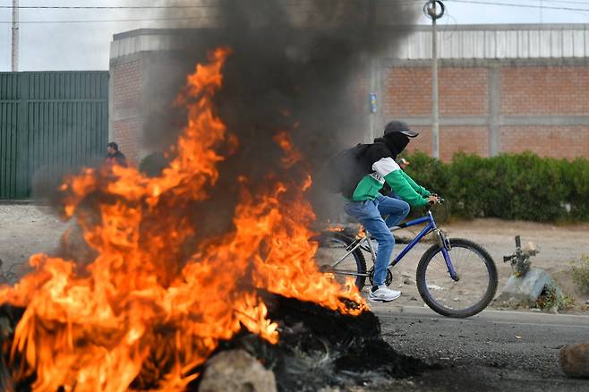 지난 2022년 남미 페루에서 페드로 카스티요 대통령에 대한 탄핵이 추진되는 와중 거리 곳곳이 찬반 시위로 불타는 모습. 역대 국가 수반에 대한 탄핵 소추안이 통과된 나라는 페루와 한국이 각 4명으로 나란히 세계 1위를 달리고 있다. /AP 연합뉴스